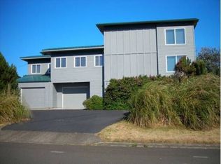 749 SW 11th St, Newport, OR 97365
