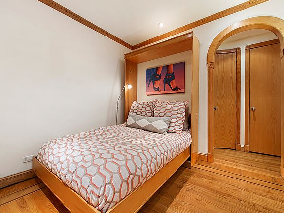 4th image of 75 Bank St APT 4B