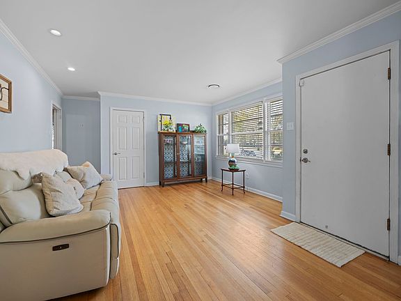 4th image of 1694 S White Station Rd