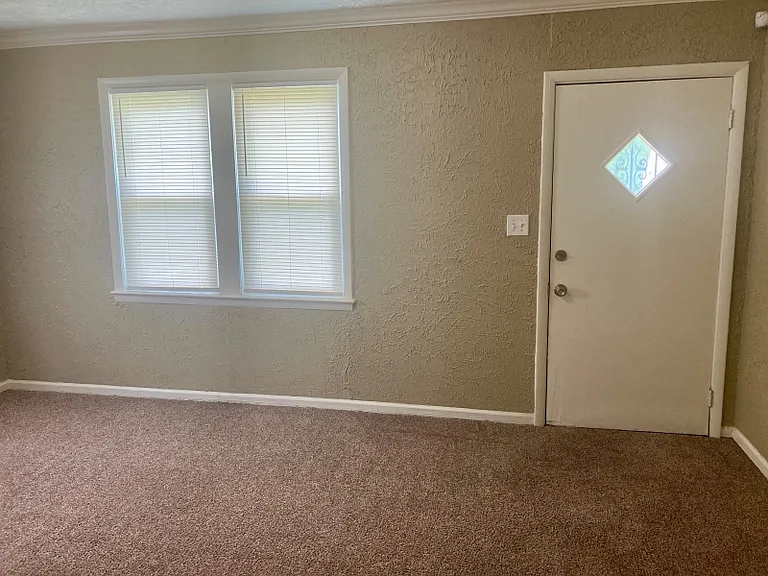 325 E Forest Ave — Photo 2
