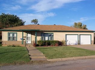 711 E Walnut St, Fairview, OK 73737