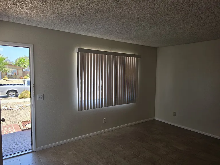 Corona St — Photo 4