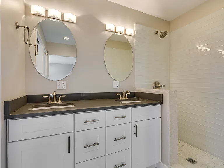 The Trevian Townhomes (Lake) — Photo 16