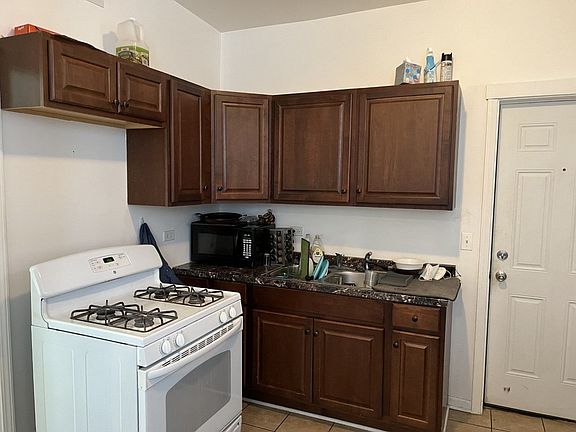 5th image of 946 W Concord Pl APT 1R