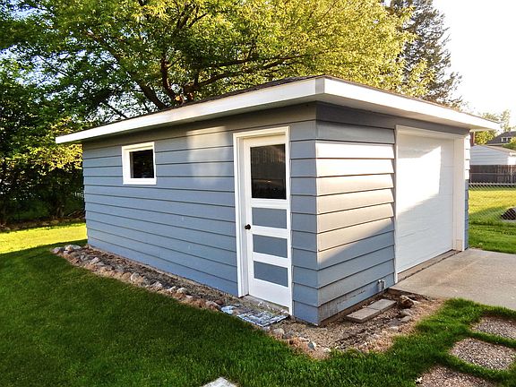 Detached 1.5 Car Garage