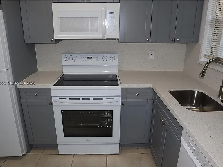 8500 Sunrise Lakes Blvd #111 — Photo 1