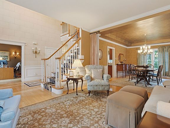 4th image of 23 Lenox Dr