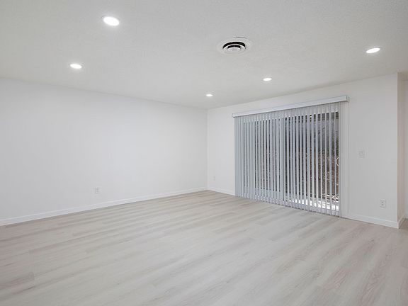 4th image of 1289-1315 E Grand Ave #22