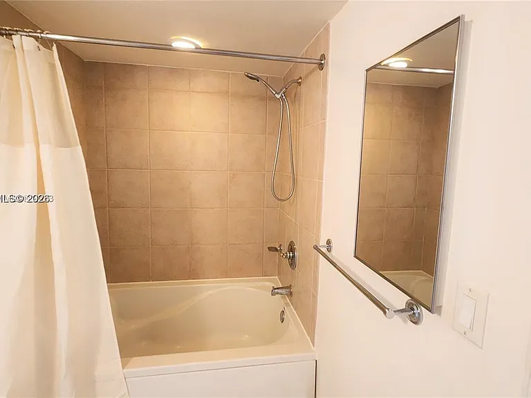 19501 W Country Club Dr #704 — Photo 10