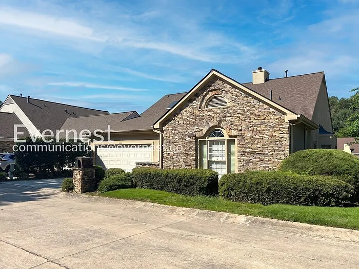 4 bed, 3.0 bath, 2567 sqft, $4,000 — Photo 2