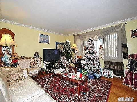 5th image of 404 Holmes St