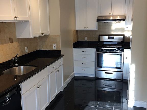 4th image of 3201 Gough St APT 304