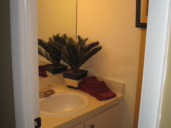 1/2 Bath (1st Flr)