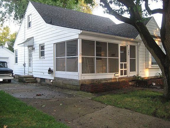 Nice Screened in Fron Porch