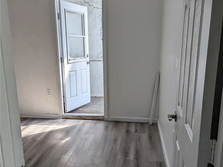 643 E Broadway — Photo 7