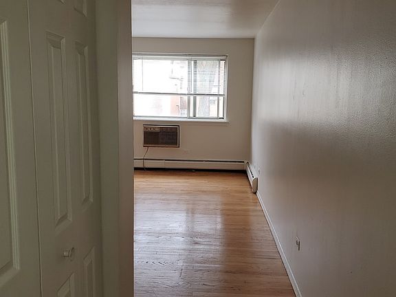 3rd image of 5949 N Kenmore Ave #302