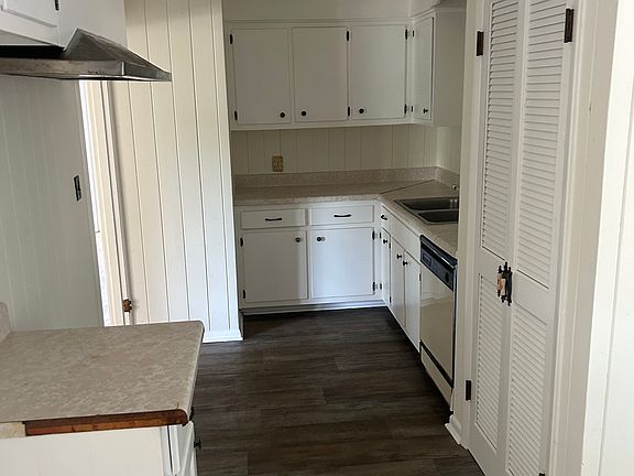 Another view of kitchen. New fridge and range have since been installed on left side.