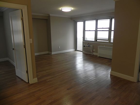 3rd image of 310 Greenwich St APT 20J