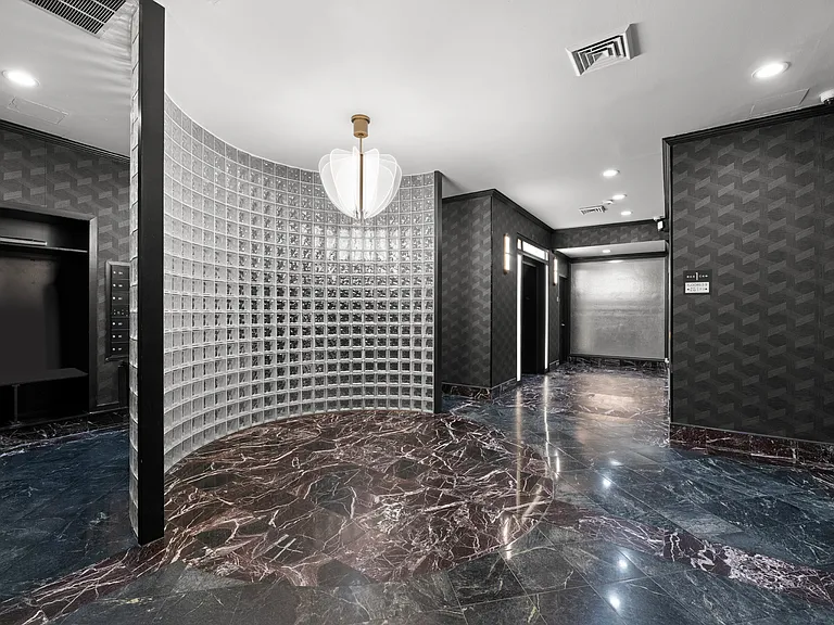 213 E 37th St #3FF — Photo 10