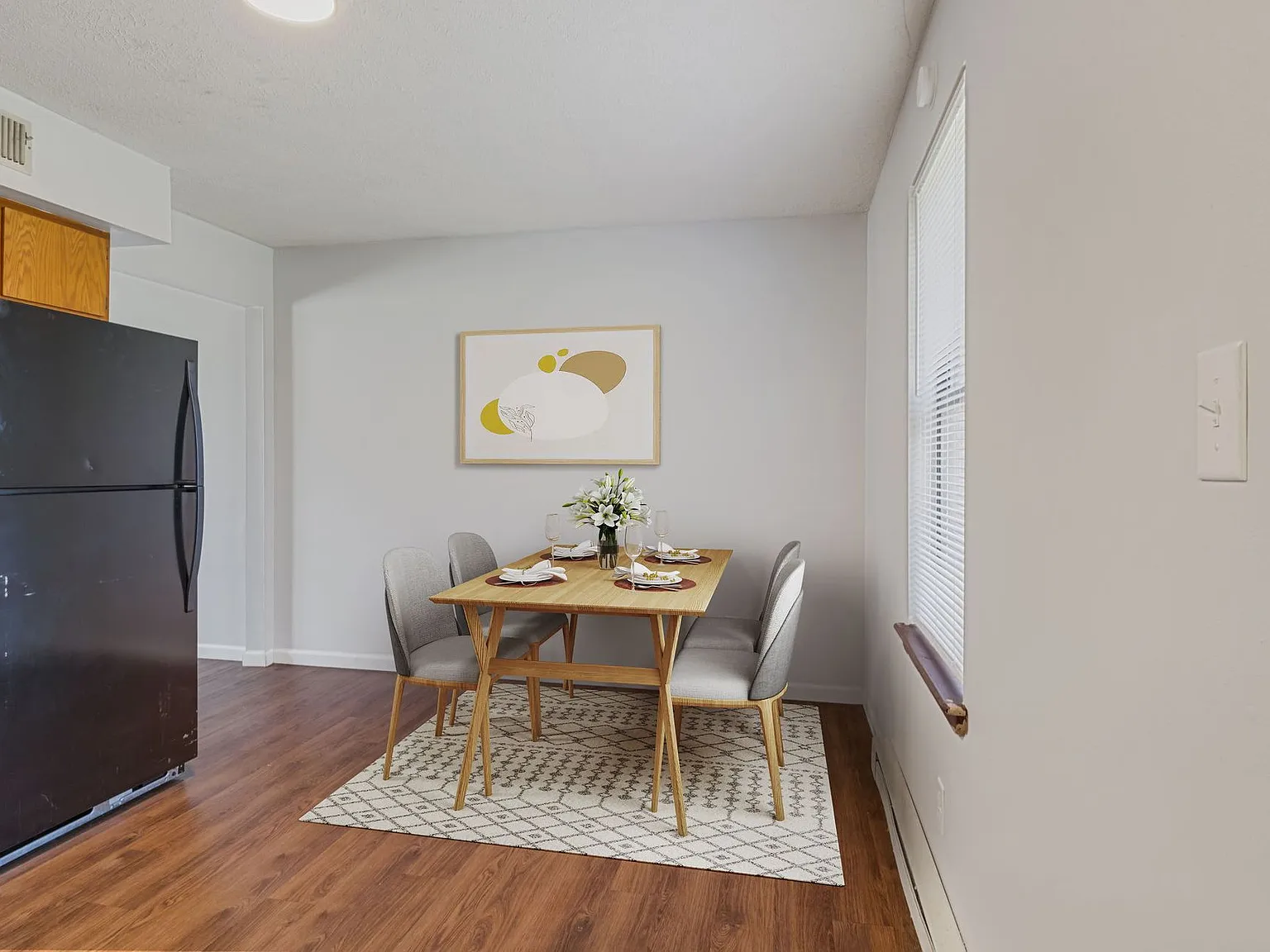 East Memorial Apartments — Photo 4