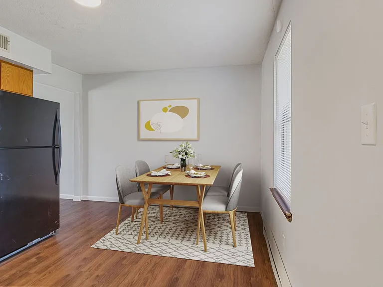 East Memorial Apartments — Photo 4