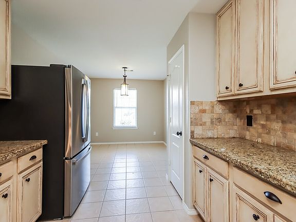 5th image of 415 Crosby Village Dr