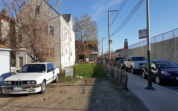 3rd image of 4022 N Ravenswood Ave