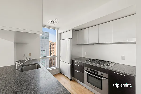 Sold by Triplemint | media 6