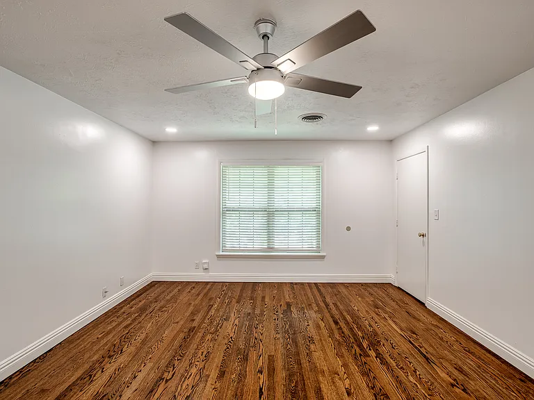 4620 N Harvey Pkwy #1/2 — Photo 14
