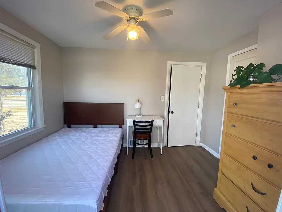 1105 E Maple Rd #2