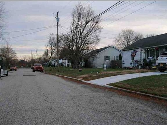 Exterior Neighborhood (street photo)