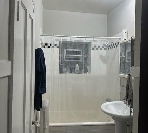 4th image of 1904 W Argyle St #1E