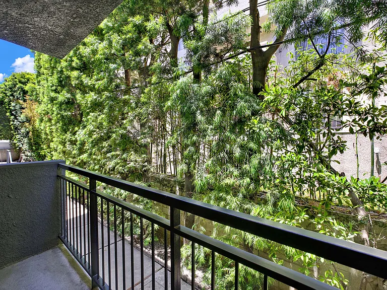 Westwood Riviera Apartments — Photo 6
