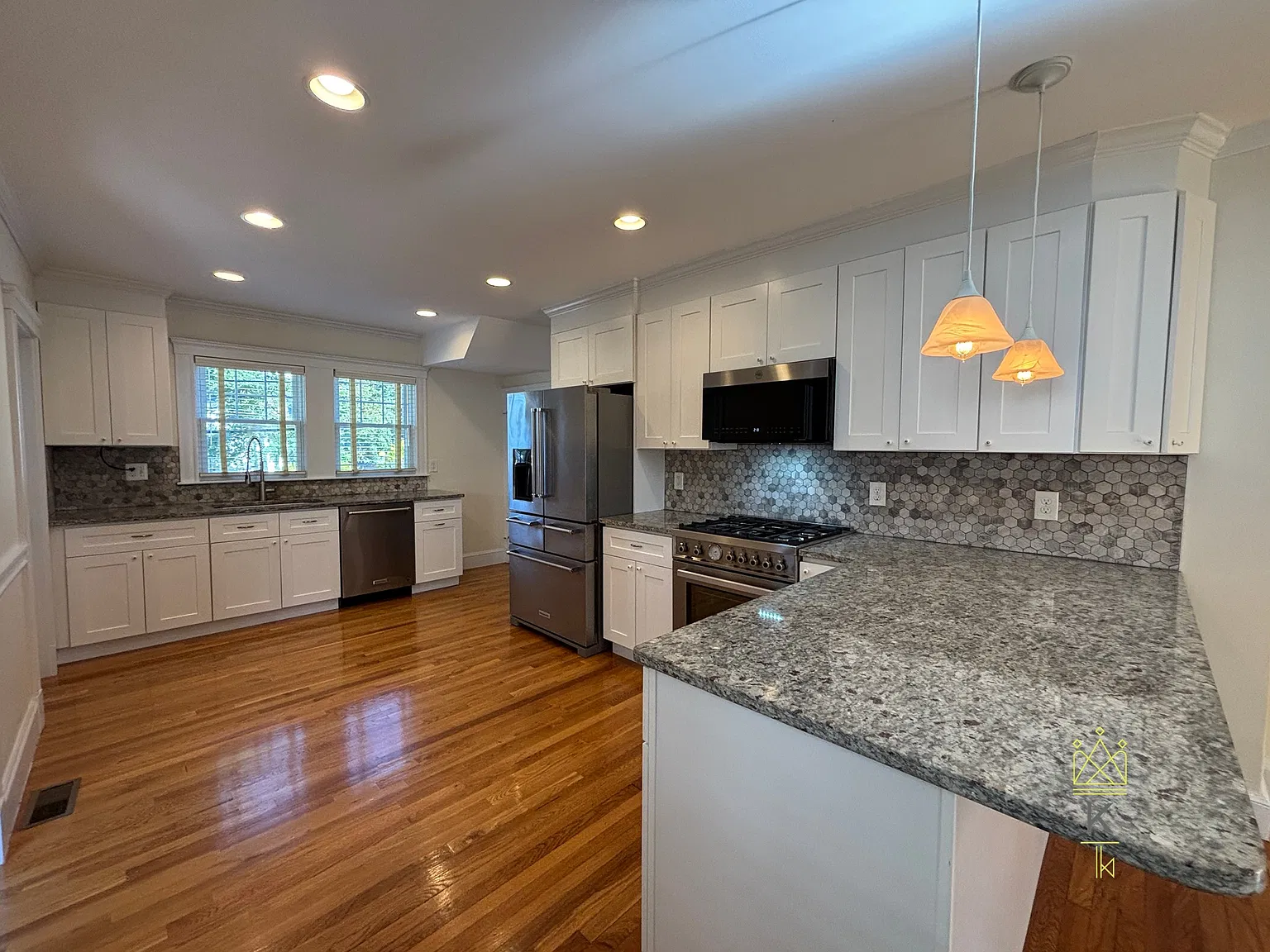 3 bed, 2.0 bath, 2095 sqft, $4,700 — Photo 2