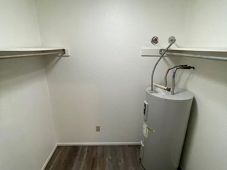 1004 E South St #6 — Photo 9