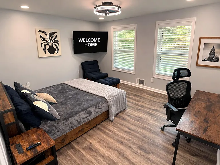 Queen bed with drawers. Hotel Mattress, Recliner, Office desk and ergonomic chair. 43" roku TV. 1 gig fast wifi. Nightstand