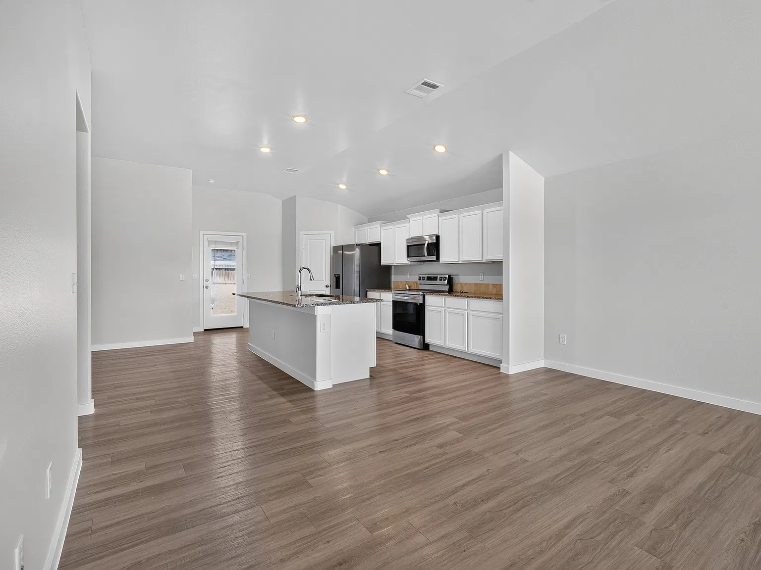 3 bed, 1670 sqft, $2,050 — Photo 2