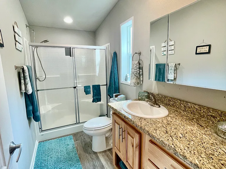 NE Shore Pl — Photo 15