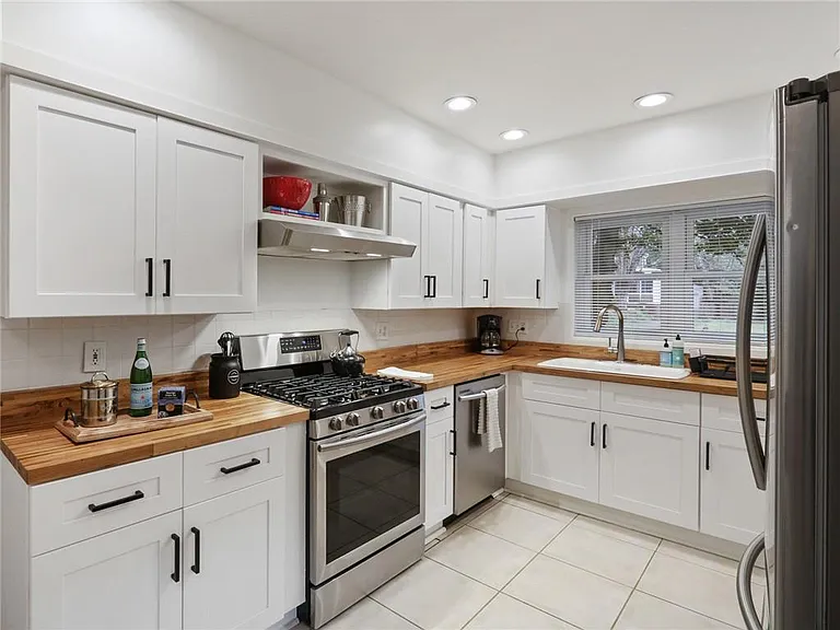 961 E Rock Springs Rd NE — Photo 13