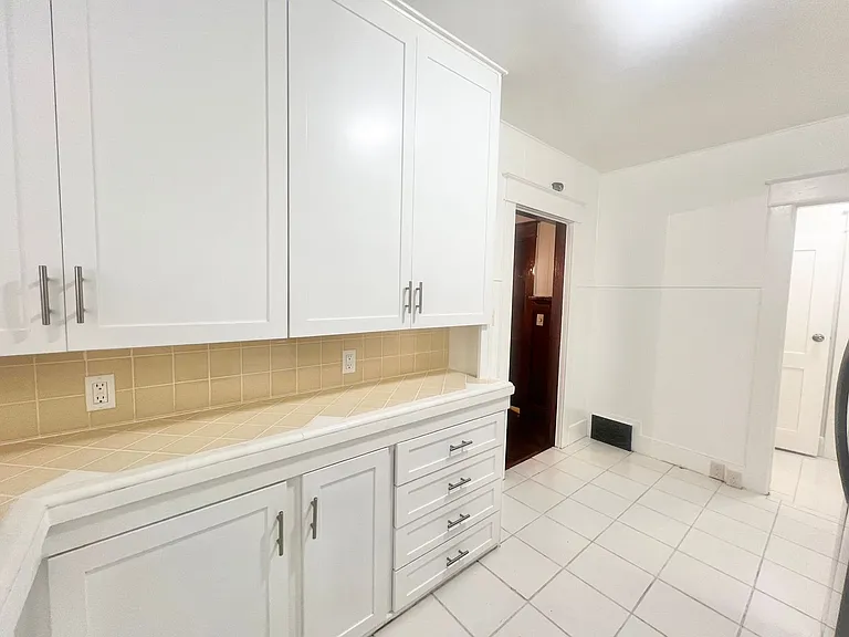 Charming 2 Bed / 2 Bath Apartment on Ocean Blvd Garage Included — Photo 6
