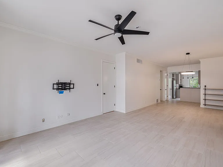 7711 Broadway St #3B — Photo 4