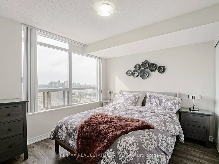 310 Burnhamthorpe Rd W #1704 — Photo 26