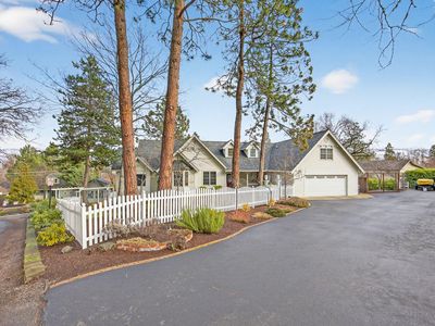 1000 Paradise Ln, Ashland, OR, 97520