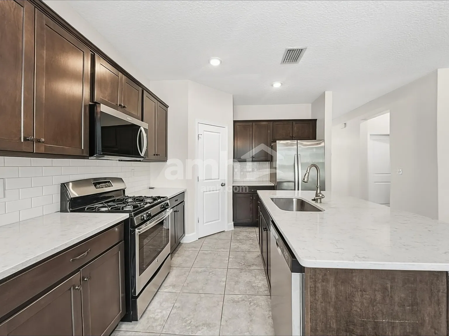 4 bed, 3.0 bath, 2029 sqft, $3,170 — Photo 4