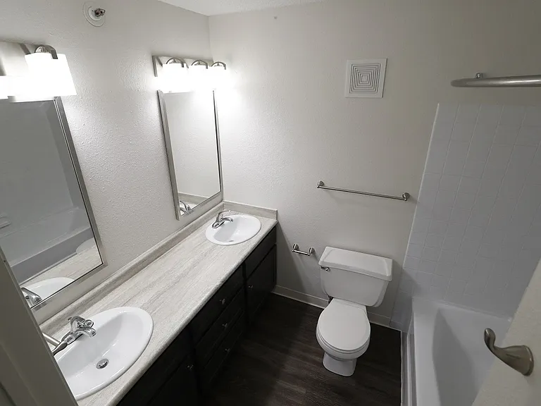 The Woodlands of Minnetonka Apartments — Photo 23