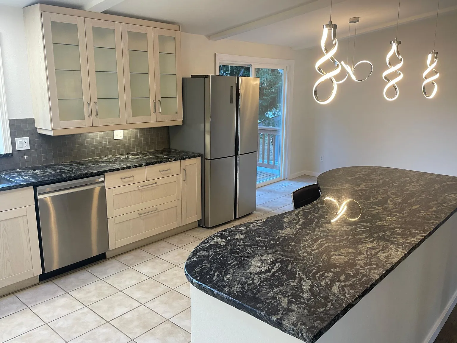 5 bed, 1975 sqft, $4,850 — Photo 2