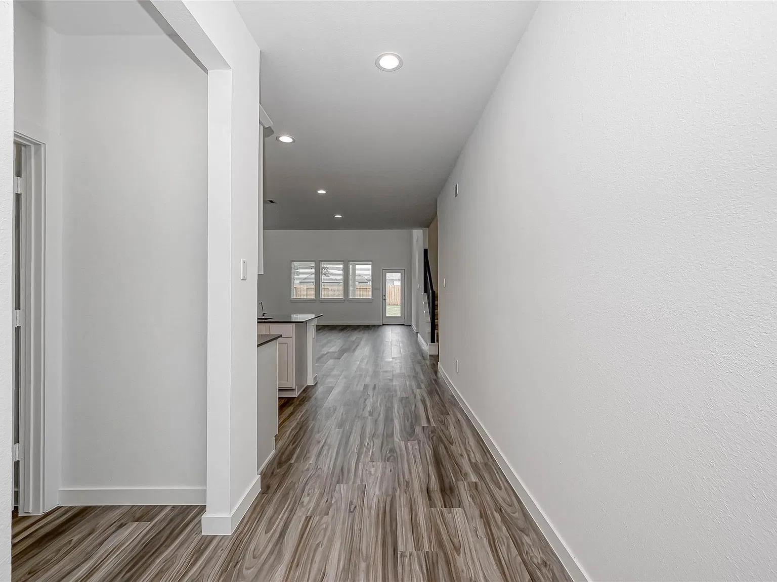 5 bed, 3.0 bath, 2766 sqft, $2,950 — Photo 4