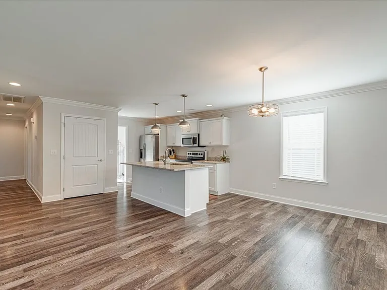 1109 Pond St SE — Photo 4