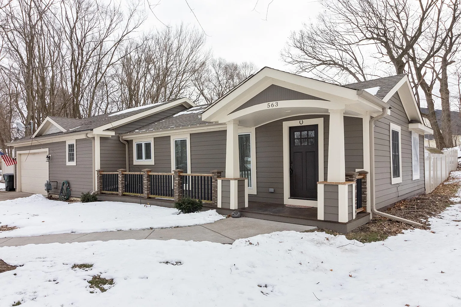 563 Gatewood Dr photo 1