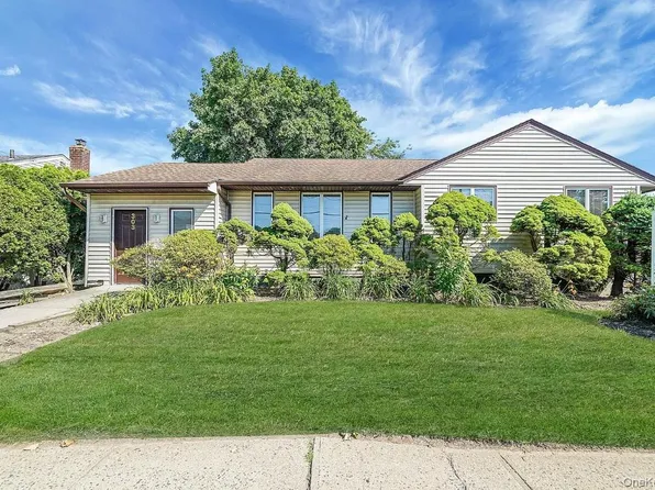 303 Woodbury Rd, Hicksville, NY 11801